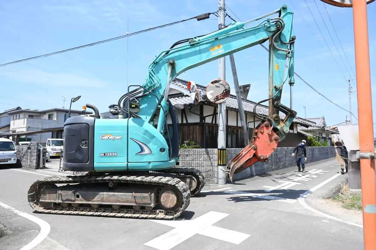 重機によるブロック塀・門柱の撤去作業