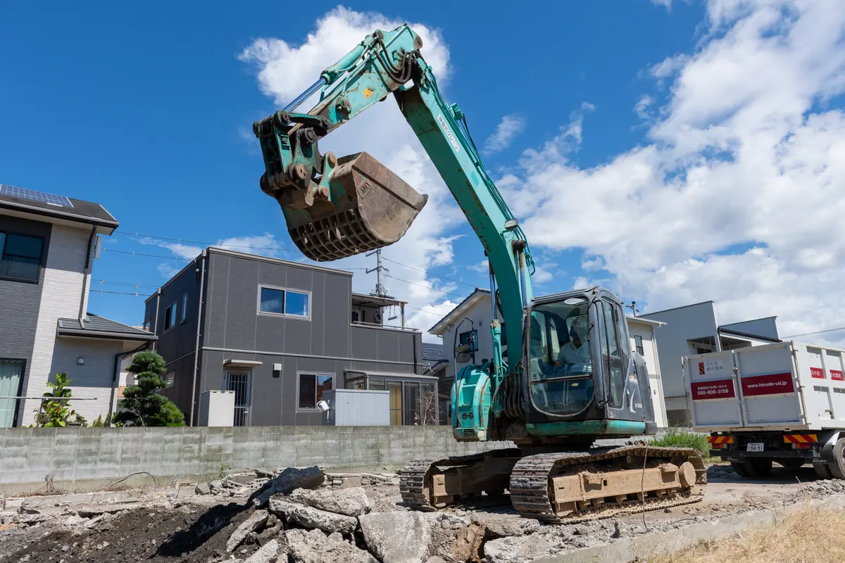 分別した廃材をダンプへ積み込み