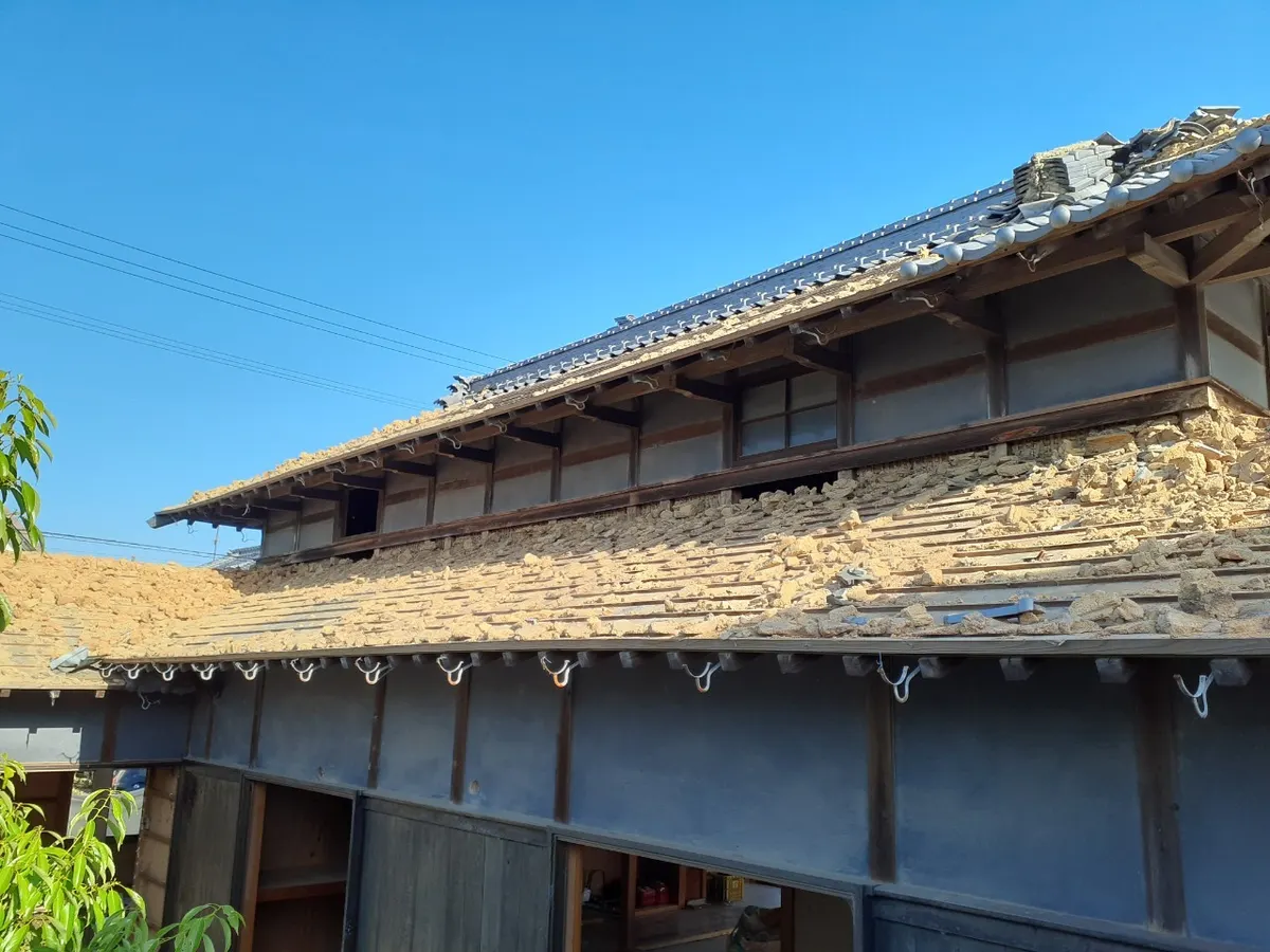 老朽化した空き家の瓦屋根