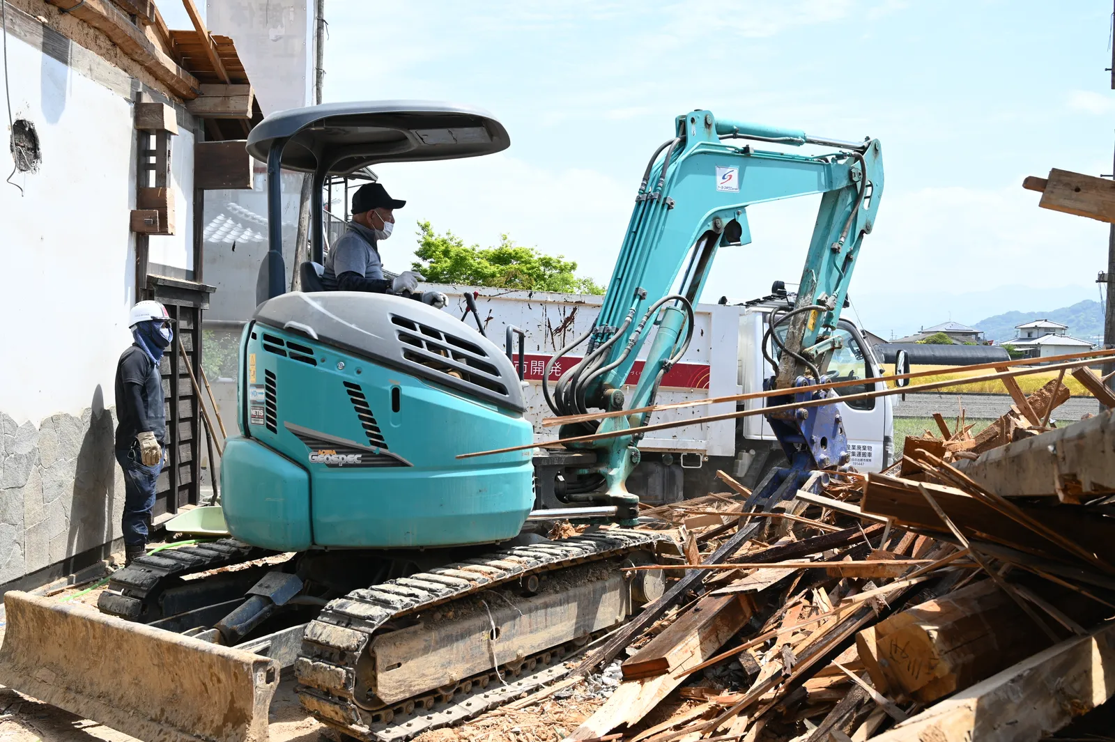 自社の重機とオペレーターによる木造住宅の解体作業