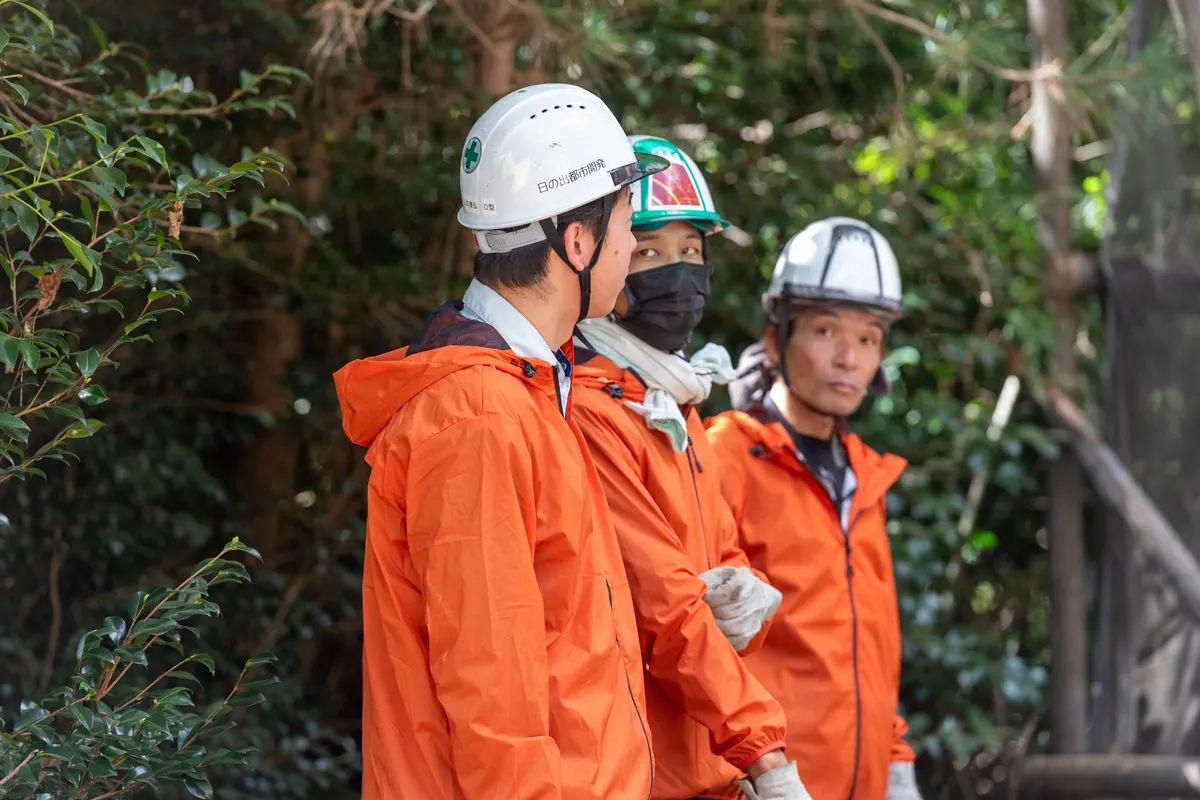 現場で打ち合わせをする日の出都市開発のスタッフ