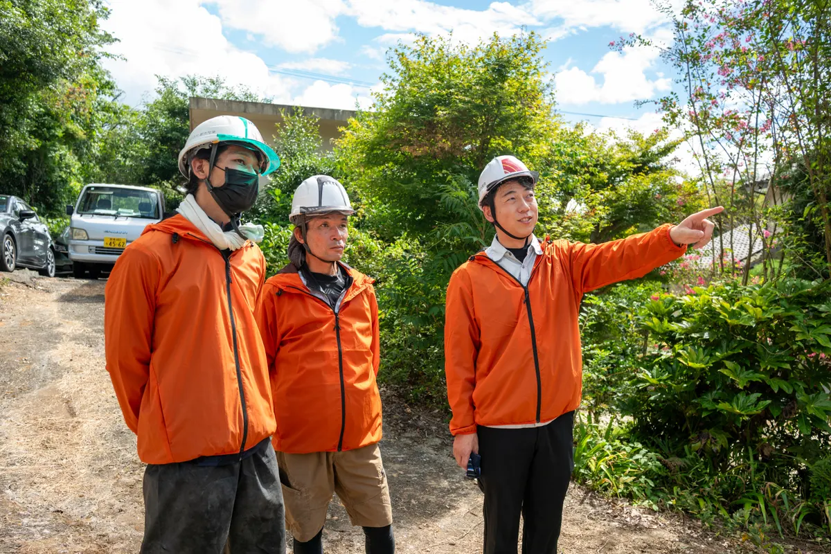 現場で打ち合わせをする日の出都市開発のスタッフ