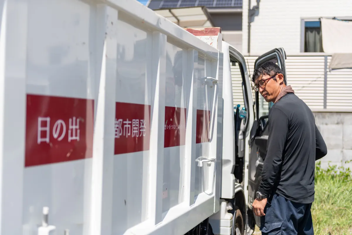 自社車両への廃棄物積み込み